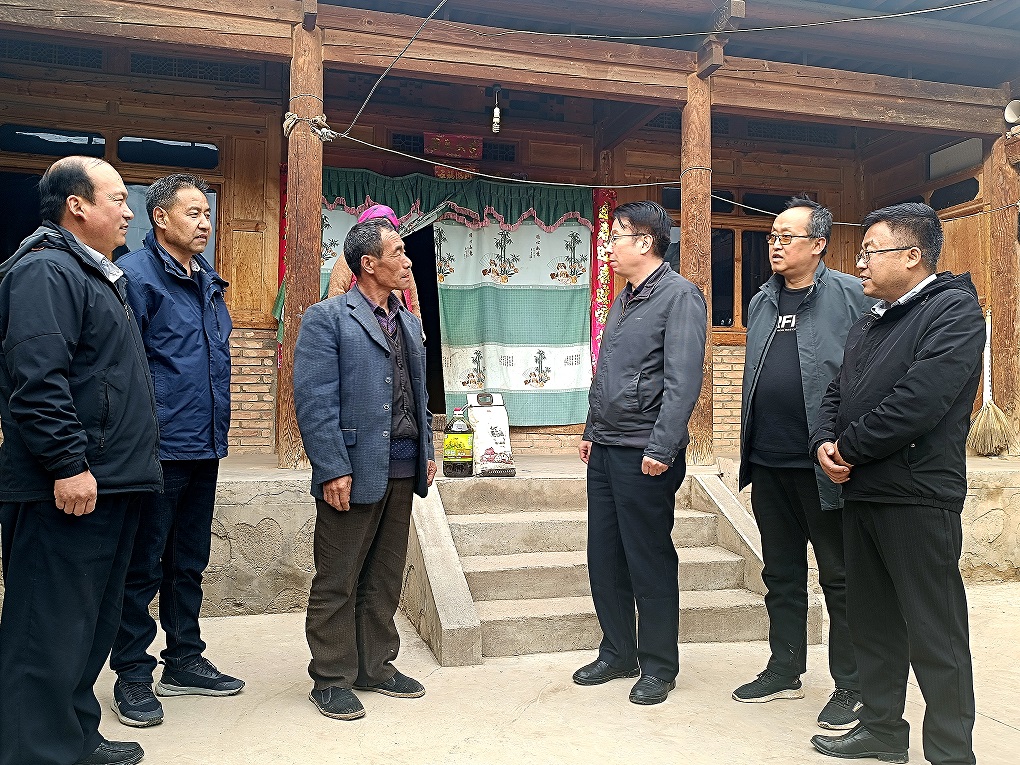 郑兴东一行赴公司帮扶村讲专题党课并实地查看年度帮扶项目建设情况